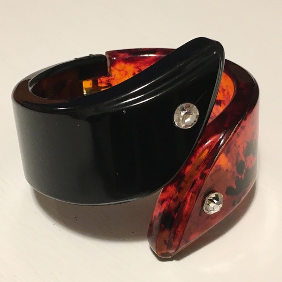 Vintage amber lucite hinged bracelet - Picture 3 of 4